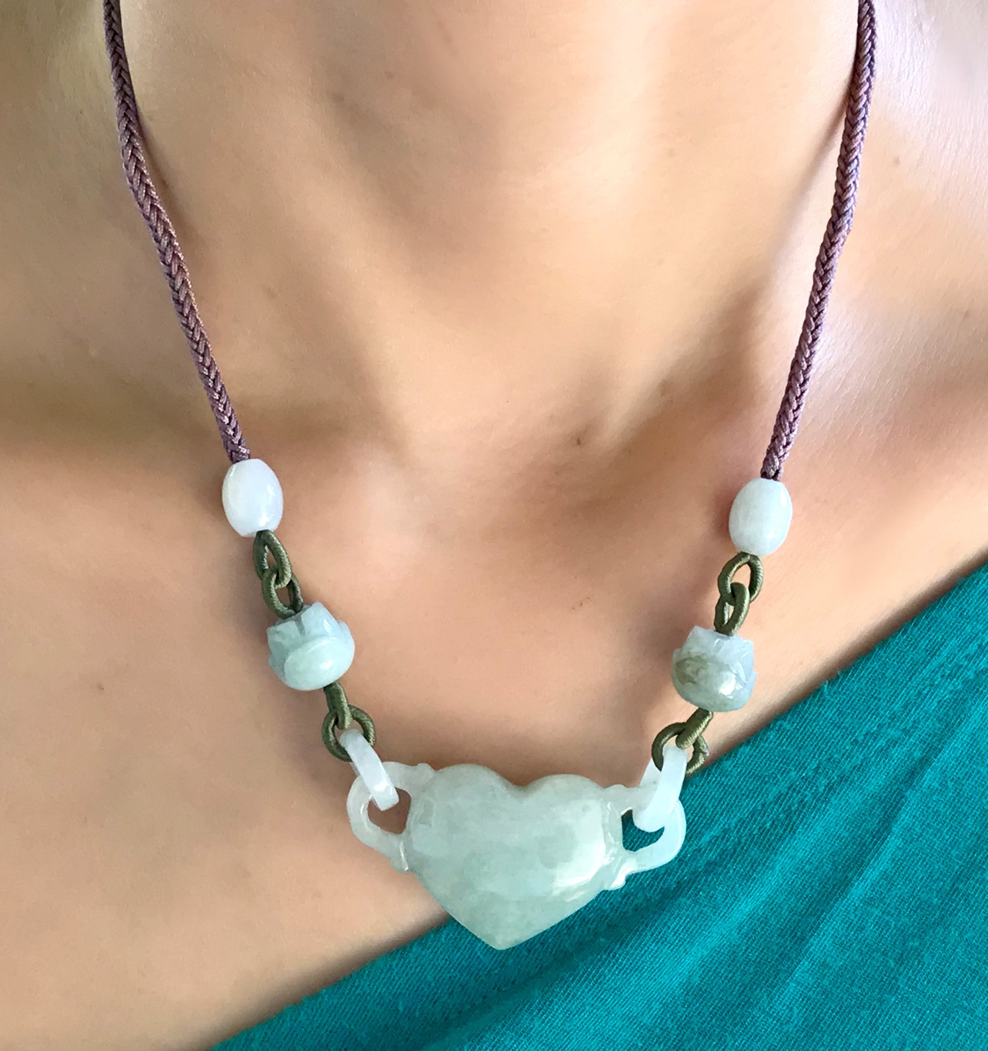 Show Your Love with Eye-Catching Heart-Shaped Jade Necklace