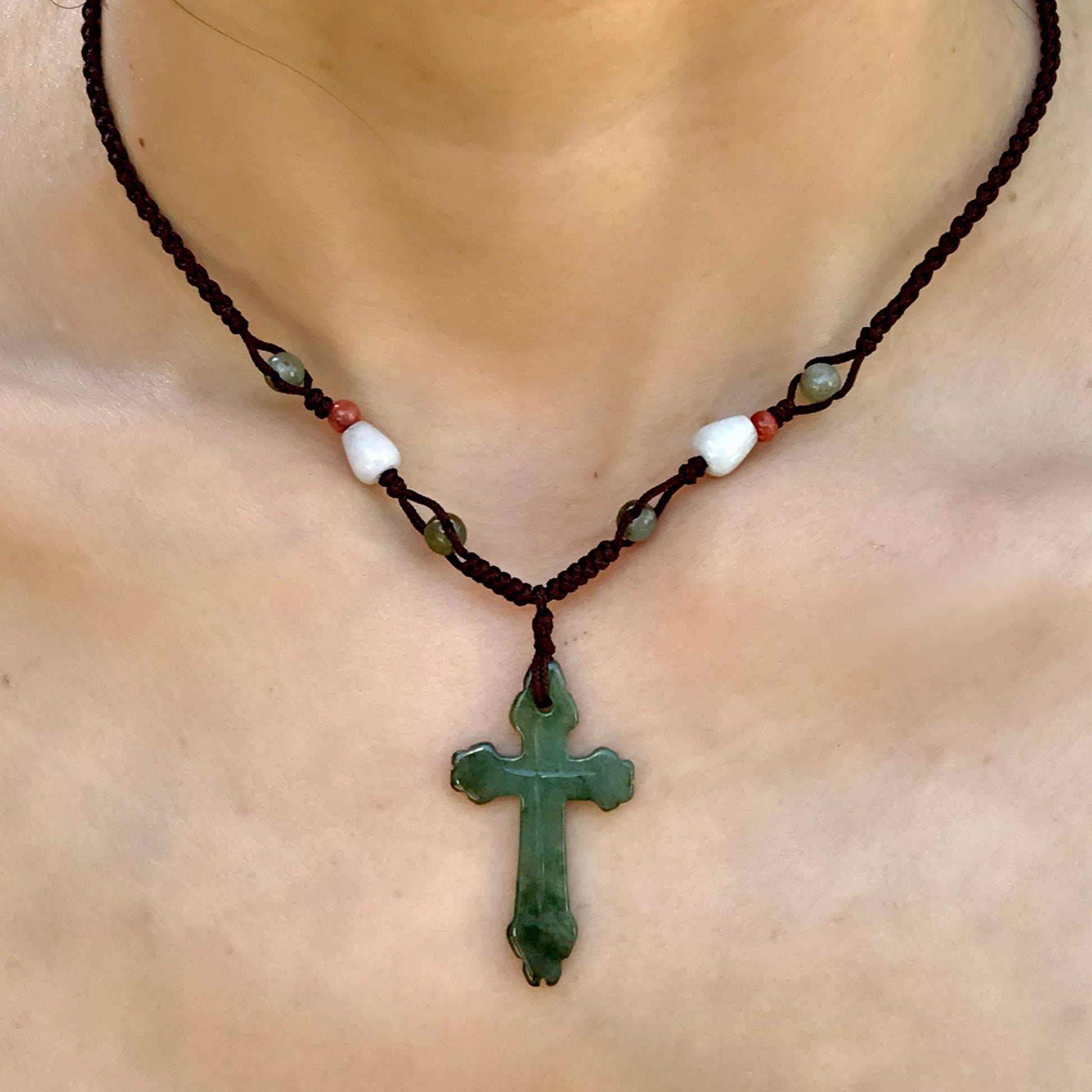 Jade Pendant Ladies Cross Necklace to Celebrate Birthday and Holiday Celebration